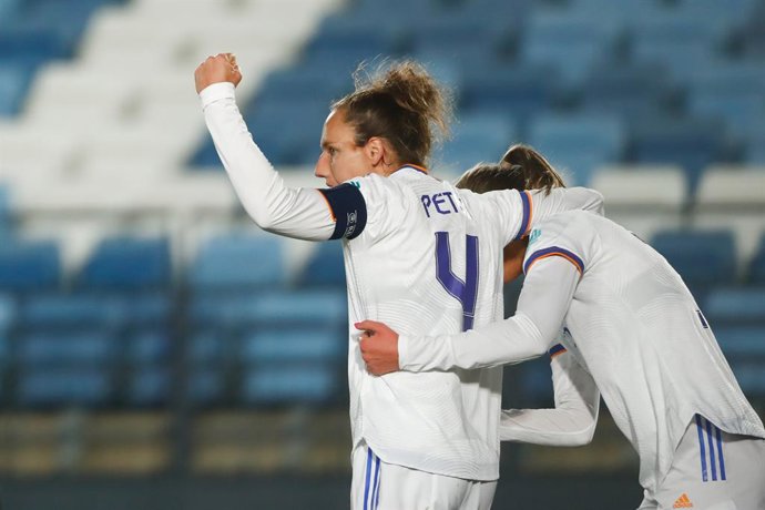 Archivo - Babett Peter of Real Madrid celebrates a goal with teammates during the Womens Champions League, Group B, football match played between Real Madrid and Kharikiv at Alfredo di Stefano stadium on December 16, 2021, in Valdebebas, Madrid, Spain.