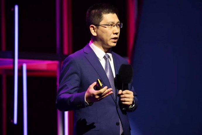 Steven Zhao, Vice President of Huawei's Data Communication Product Line, delivered a keynote speech titled "Go Digital Faster with the Intelligent Cloud-Network"