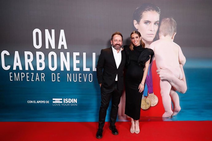 Ona Carbonell, junto a Adán Bonet, director del documental 'Empezar de nuevo' que emitirá en exclusiva Rakuten TV a partir del 2 de marzo