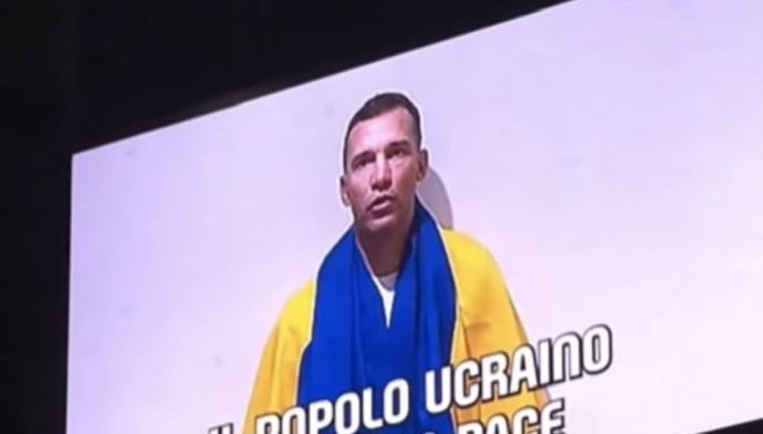 El exjugador ucraniano Andriy Shevchenko pide la paz desde los videomarcadores de San Siro