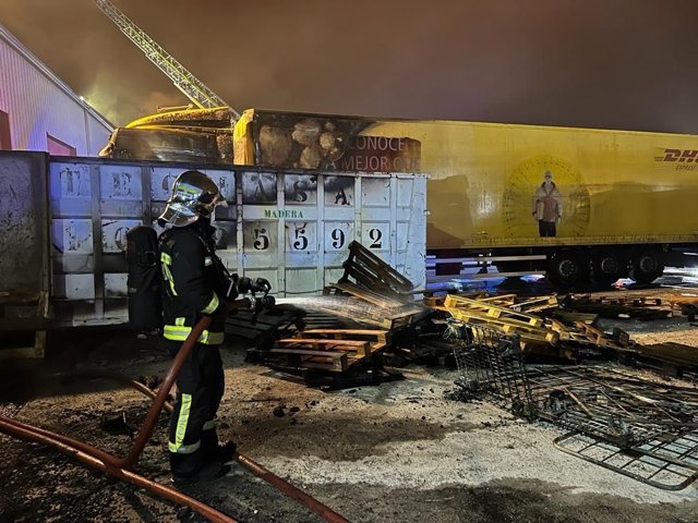 Sucesos.- Los Bomberos de la Comunidad sofocan un incendio cercano a una nave industrial en Getafe