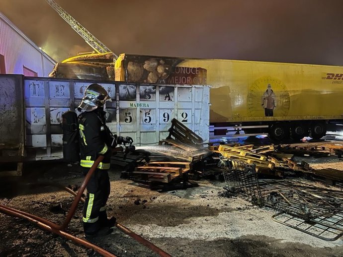 Sucesos.- Los Bomberos de la Comunidad sofocan un incendio cercano a una nave industrial en Getafe