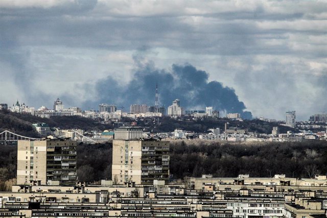 27 February 2022, Ukraine, Kiev: Smoke rises over part of the Ukrainian capital that lies on the right bank of the Dnipro River during the forth day of the Russian invasion of Ukraine. Photo: -/Ukrinform/dpa