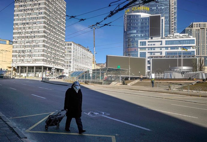 28 February 2022, Ukraine, Kiev: A woman walking down the street in the city center. Russia launched a full-scale attack on Ukraine on Thursday, 24 February 2022, shelling cities and bases with airstrikes or shells. Photo: Sergei Chuzavkov/SOPA Images v