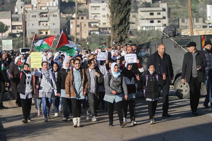 Un grupo de palestinos se manifiesta en la ciudad de Nablús