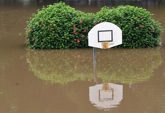 Archivo - Un campo de baloncesto anegado en Brisbane