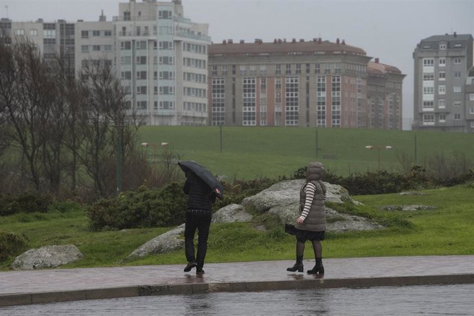 Fuertes lluvias en las inmediaciones de la Torre de Hércules, en A Coruña, Galicia (España)