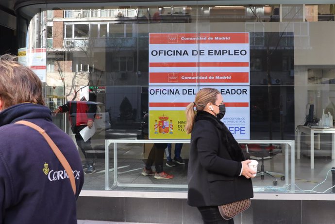 Una mujer pasa por delante de una Oficina de Empleo, a 2 de febrero de 2022, en Madrid (España). El número de parados registrados en las oficinas del Servicio Público de Empleo Estatal (SEPE) sube en  17.173 personas en enero (+0,5%), su menor repunte e