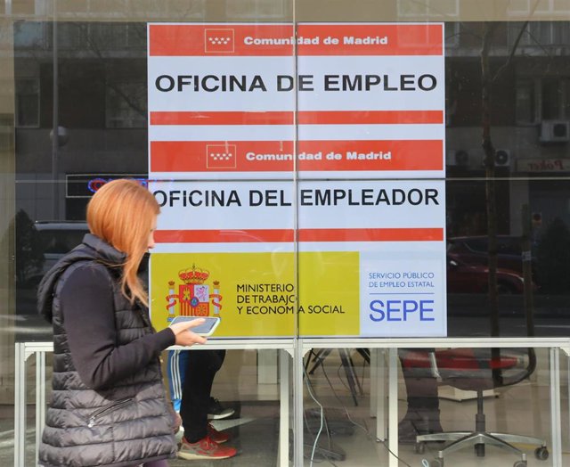 Una mujer pasa por delante de una Oficina de Empleo, a 2 de febrero de 2022, en Madrid (España). 