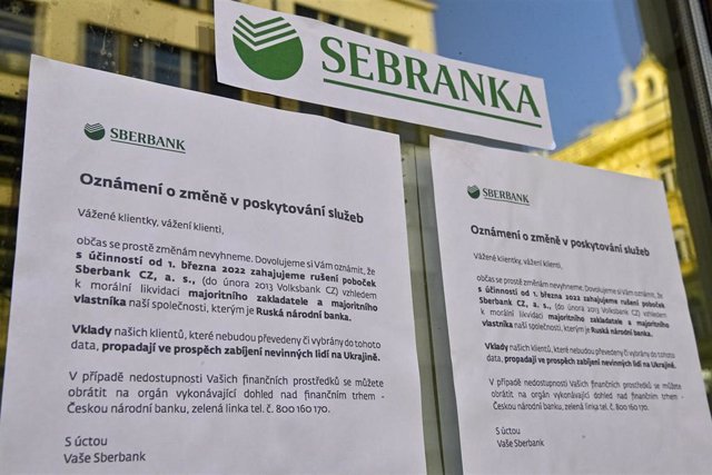 Una nota informativa en una oficina de una filial del banco ruso Sberbank en la capital de República Checa, Praga