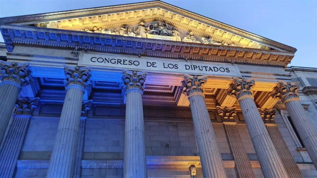 El Congreso, con su fachada con los colores de la bandera de Ucrania.