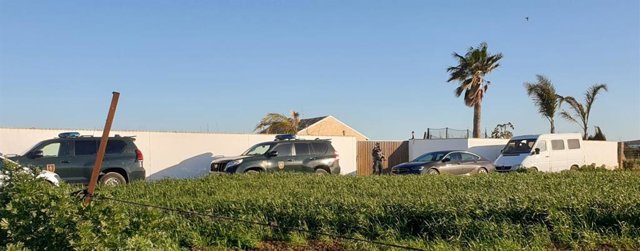 Vehículos de la Guardia Civil en uno de los registros realizado en El Palmar, en Vejer.