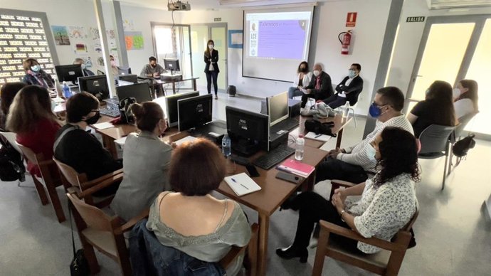 Visita del concejal Julio César Fuster a una lanzadera de empleo en 2021.