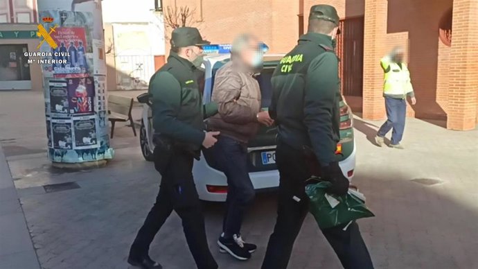 El detenido de 74 años es trasladado a dependencias de Guardia Civil