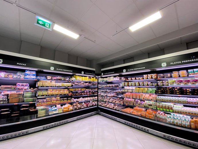 Archivo - Neveras con platos preparados en un supermercado de Madrid.