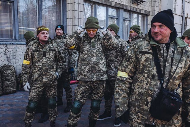 Soldados voluntarios por las calles de Kiev, a 28 de febrero de 2022, en Kiev (Ucrania). 