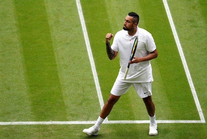 Archivo - El tenista australiano Nick Kyrgios celebra un punto ante el francés Ugo Humbert en la primera ronda de Wimbledon 2021.
