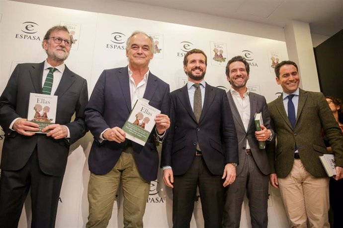 Archivo - El expresidente del Gobierno, Mariano Rajoy (1i); el autor del libro 'Ellas', Esteban González Pons (2i); el presidente del Partido Popular, Pablo Casado (3i); y el secretario general del PP, Teodoro García Egea (5i). 