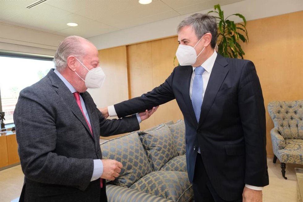El presidente de la Diputación, Fernando Rodríguez Villalobos, y el director general de Endesa en Andalucía, Extremadura, Ceuta y Melilla, Rafael Sánchez, en la sede del organismo provincial.