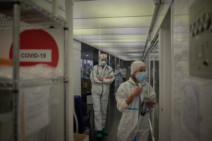 Archivo - Arxiu - Sanitaris protegits a l'UCI