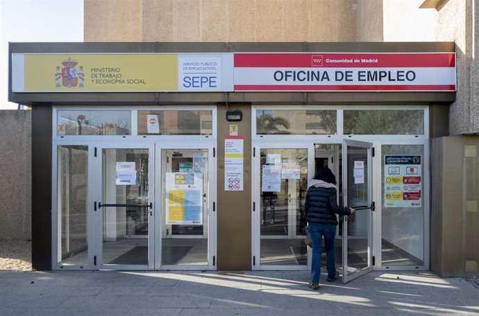 Archivo - Entrada de la Oficina de Empleo de Moratalaz