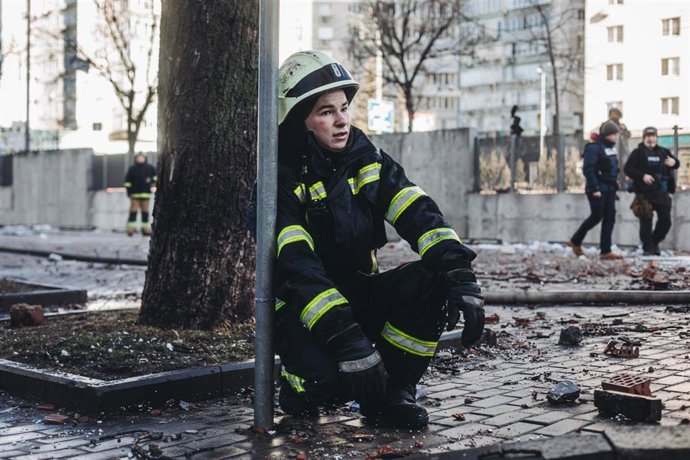 Un bomberos en las inmediaciones del edificio civil bombardeado, en una zona residencial, a 26 de febrero de 2022, en Kiev (Ucrania). 