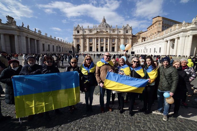 27 February 2022, Vatican, Vatican City: People hold the Ukrainian flags as they listen to Pope Francis' Angelus prayer at the St. Peter's Square. Photo: Evandro Inetti/ZUMA Press Wire/dpa