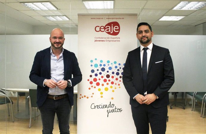 El presidente de la CEAJE, Fermín Albaladejo, y el presidente de la Comisión de Jóvenes Economistas del CGE, Samuel Cruz, durante la firma del acuerdo.