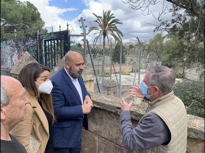 El presidente del PP de Palma, Jaime Martínez, durante una visita al barrio de Es Fortí