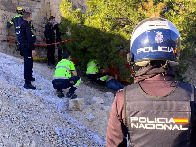 Rescatan a un hombre que se precipitó por un escarpado terraplén desde 3 metros de altura