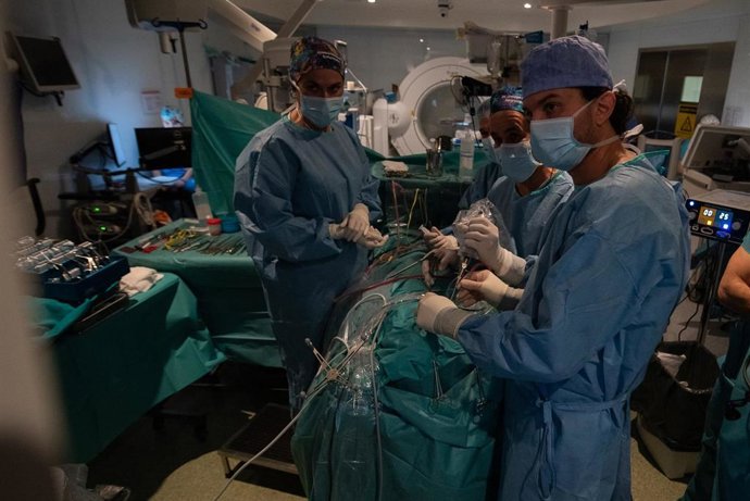 Archivo - El Hospital Clínic de Barcelona realiza unas 50 cirugías de base de cráneo cada año