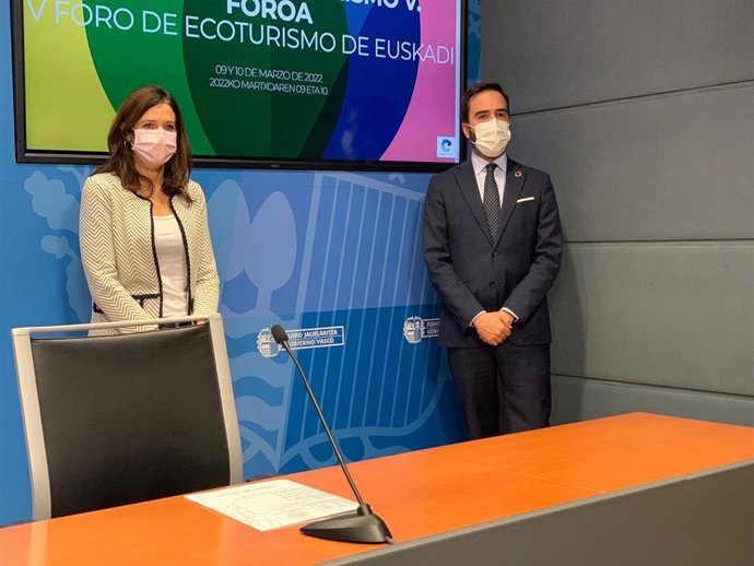 El consejero de Turismo, Comercio y Consumo, Javier Hurtado, y la primera teniente de alcalde de Vitoria, Maider Etxebarria