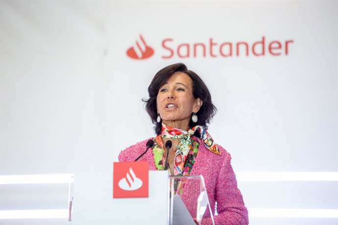 La presidenta del Grupo Santander, Ana Botín, comparece en una rueda de prensa para presentar los resultados de la entidad en 2021, a 2 de febrero de 2022, en Boadilla del Monte, Madrid (España). 