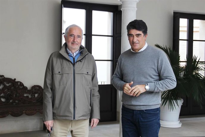 El gerente del Museo Carmen Thyssen Málaga, Javier Ferrer, y Manuel Sánchez Benedito, presidente de la Fundación Musical de Málaga