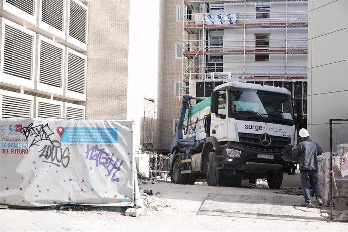 Un obrero y un camión contenedor en una obra, a 11 de febrero de 2022, en Madrid (España). La reciente aprobación de la reforma laboral trae consigo modificaciones. Una de ellas afectará a los trabajadores de la construcción. En concreto, unos 280.000 e