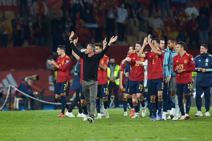 Archivo - Luis Enrique Martinez, head coach of Spain, celebrates a victory during the FIFA World Cup Qatar 2022 Qualifier match between Spain and Sweden at La Cartuja Stadium on November 14, 2021 in Sevilla, Spain