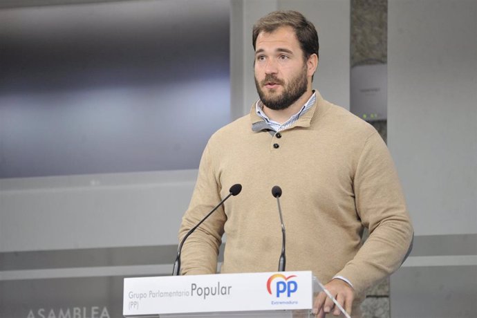 El diputado del PP en la Asamblea de Extremadura Javier Cienfuegos valora los datos del paro de febrero