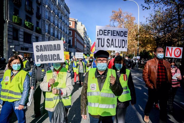 Archivo - Un hombre sostiene una pancarta donde se lee "¡Defiende tu salud!", en una manifestación en defensa de la atención primaria, a 12 de diciembre de 2021, en Madrid (España). Esta protesta ha sido convocada por la iniciativa ‘Salvamos la Atención P