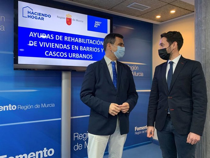 El consejero de Fomento e Infraestructuras, José Ramón Diez de Revenga, informó de los importes a los que podrán acceder las familias de la Región para realizar obras de rehabilitación energética en su hogar.