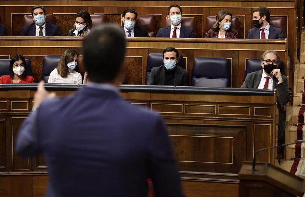 El presidente del Gobierno, Pedro Sánchez, interviene en una sesión plenaria en el Congreso de los Diputados, a 16 de febrero de 2022, en Madrid (España). Durante el pleno, el Ejecutivo central ha respondido a varias preguntas de la oposición entre las