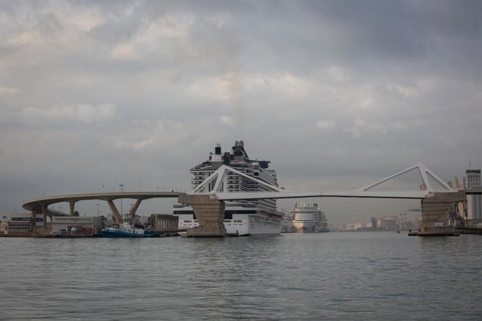 Archivo - Un creuer arriba al Port de Barcelona