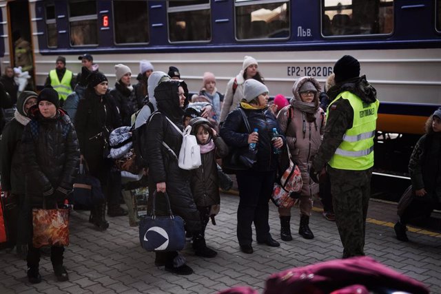 Un grupo de personas procedentes de Ucrania en su llegada a la estación de tren de Przemysl, cinco días después del inicio de los ataques por parte de Rusia.