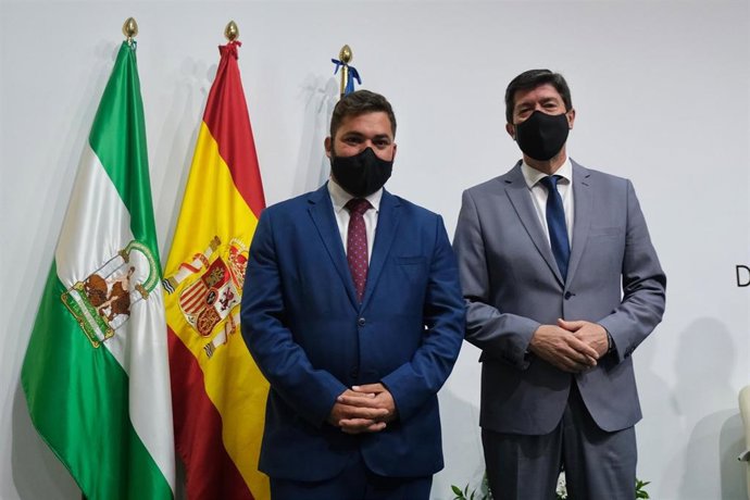 Archivo - El delegado territorial de Regeneración, Justicia y Administración Local en Cádiz, Miguel Rodríguez, junto al vicepresidente de la Junta de Andalucía, Juan Marín.