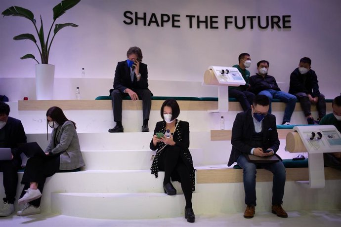 Varias personas en la inauguración del Mobile World Congress 2022, en Gran Via de Fira de Barcelona, a 28 de febrero de 2022, en L'Hospitalet de Llobregat, Barcelona, Catalunya (España). 