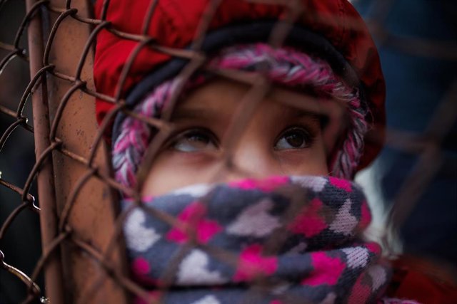 Un niño a su llegada procedente de Ucrania en la estación de tren de Przemysl (Polonia)