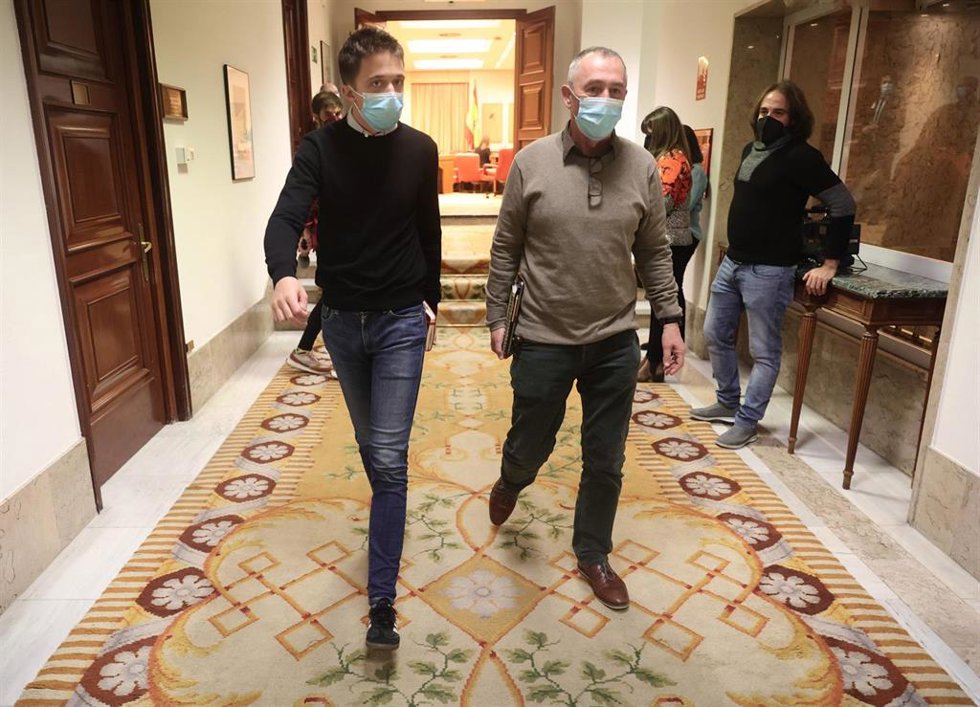 Archivo - El líder de Más País, Íñigo Errejón (i), y el portavoz de Compromís en el Congreso, Joan Baldoví, a su llegada a una sesión plenaria en el Congreso