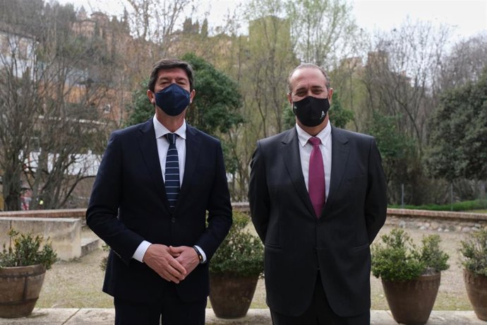 El consejero de Regeneración, Justicia y Administración Local, Juan Marín, y el delegado del ramo, Enrique Barchino.