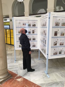 Un visitante de la muestra filatélica dedicada a la Semana Santa.