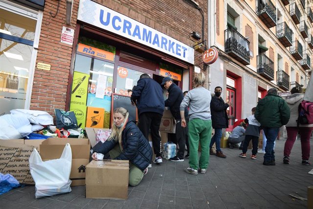 Varias personas empaquetan cajas durante la recogida de ayuda para Ucrania en el Ucramarket de Méndez Álvaro