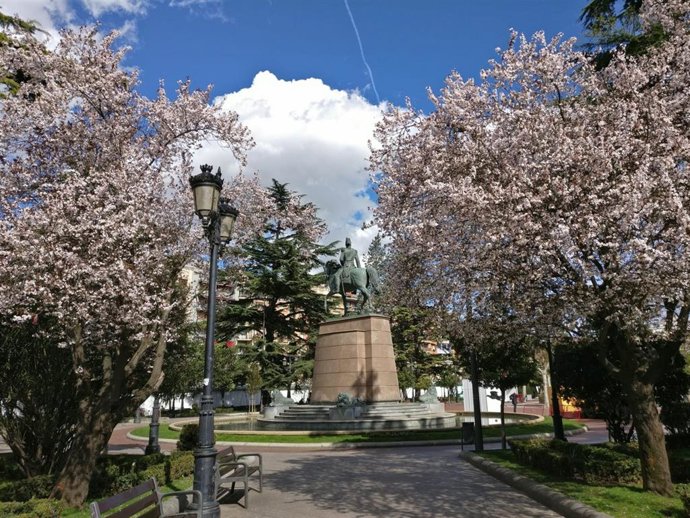 Archivo - El paseo del Espolón de Logroño